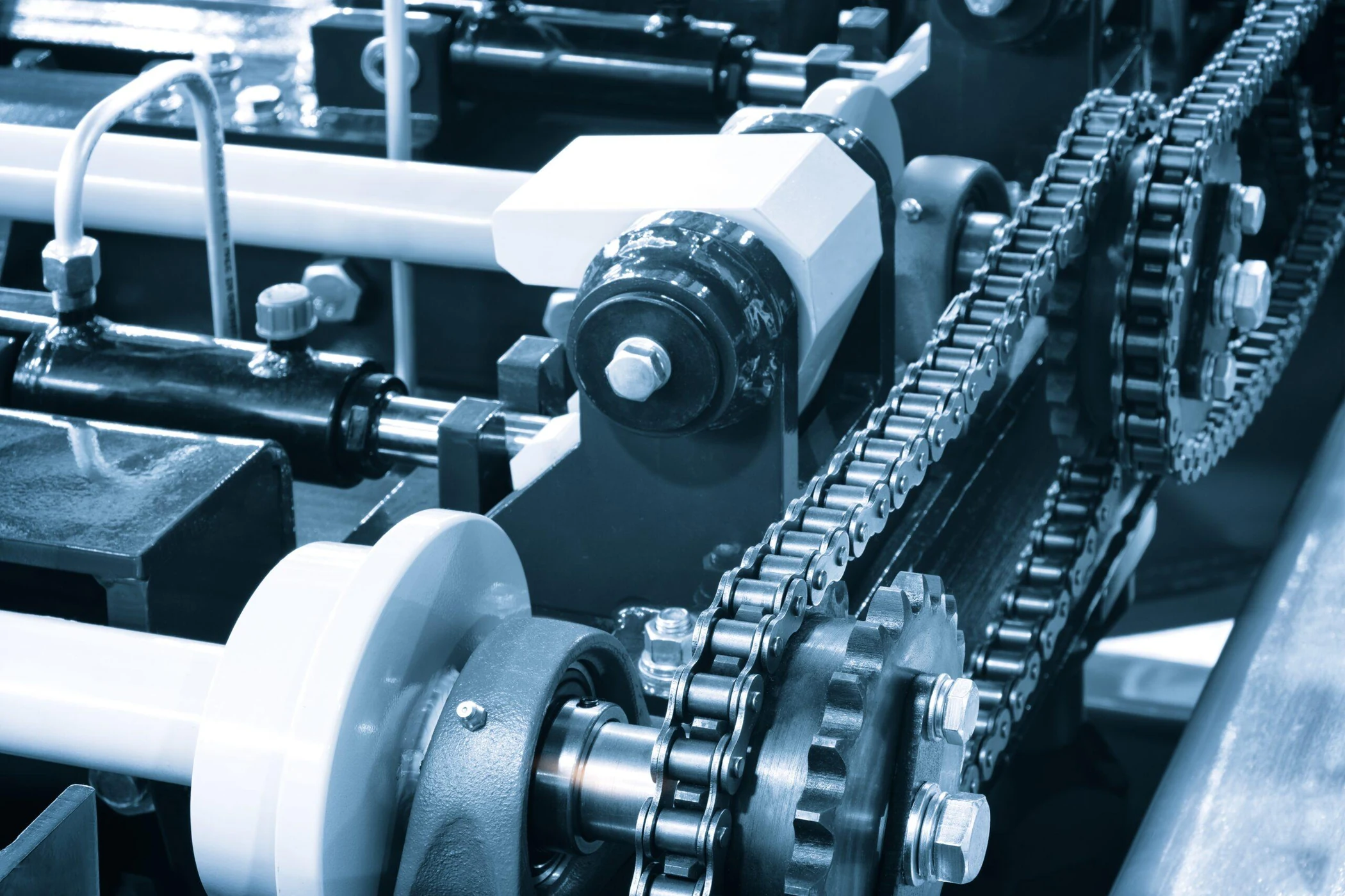 Industrial roller chains, sprockets and shafts in production machinery