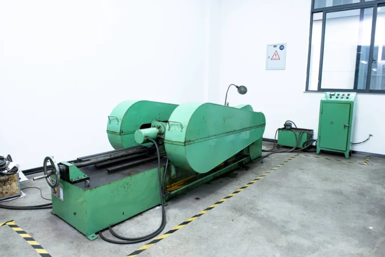 02关于我们-About HCC CHAIN | Motorcycle & Chainsaw Chain Manufacturer Mechanical chain testing equipment in the company laboratory