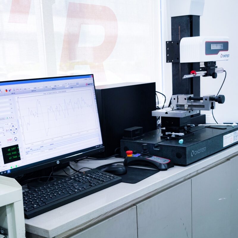 03我们的优势-Motorcycle & Chainsaw Chain Manufacturing | HCC CHAIN Advantages Component inspection instrument and computer in the quality laboratory